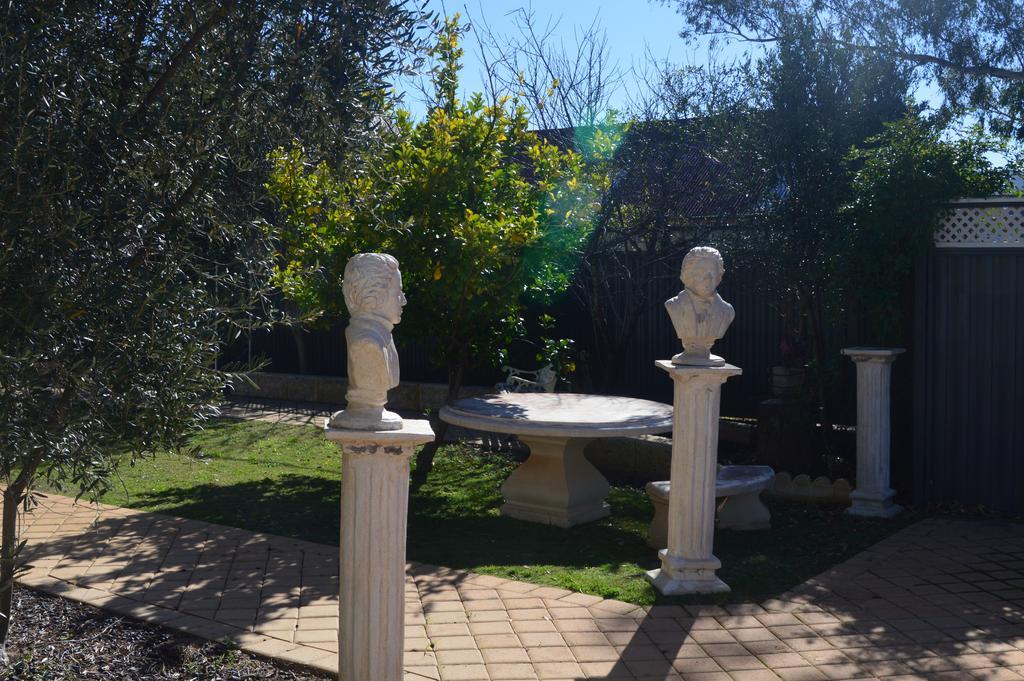 Suites On Avon Йорк Экстерьер фото