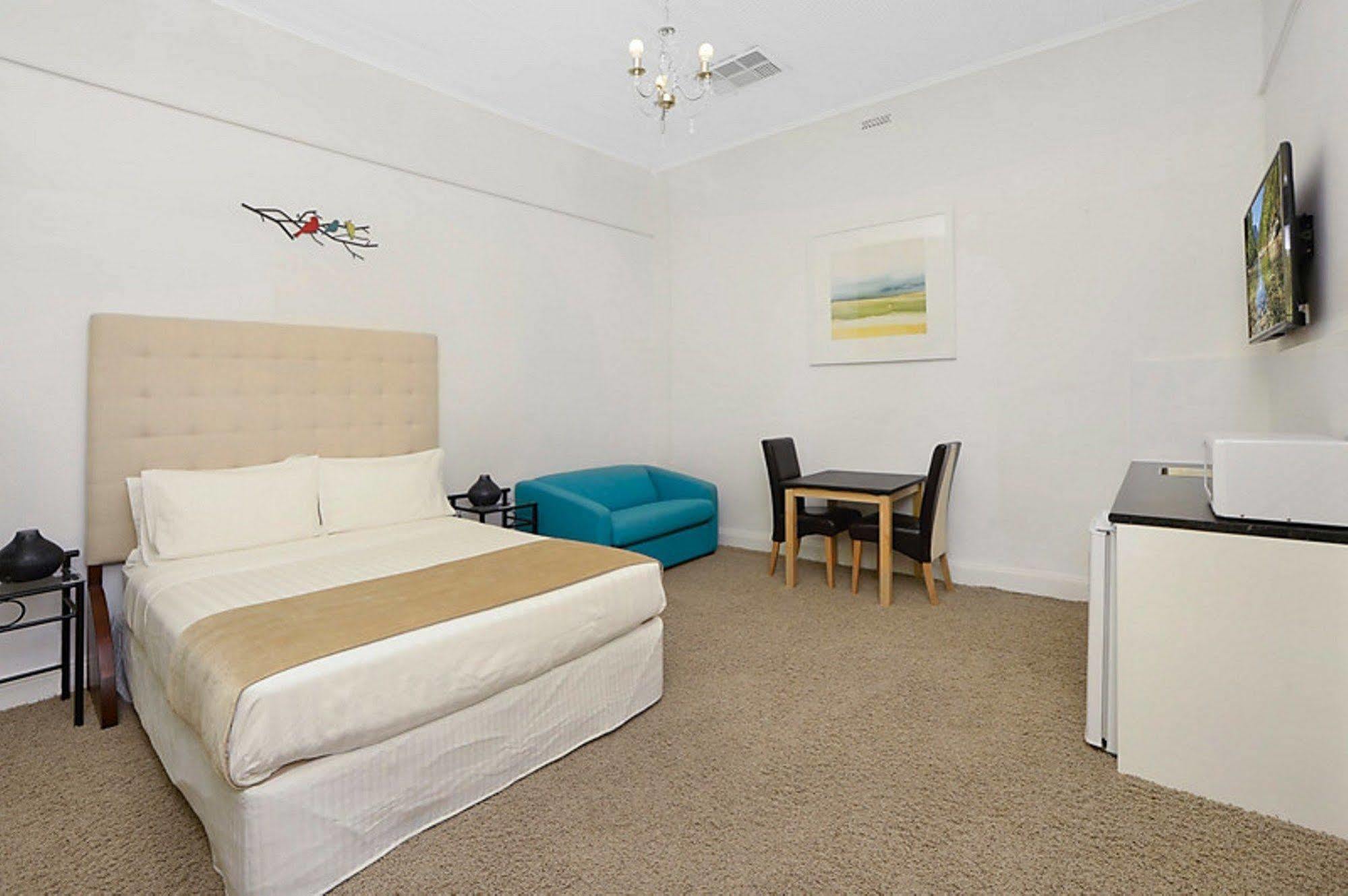 Suites On Avon Йорк Экстерьер фото