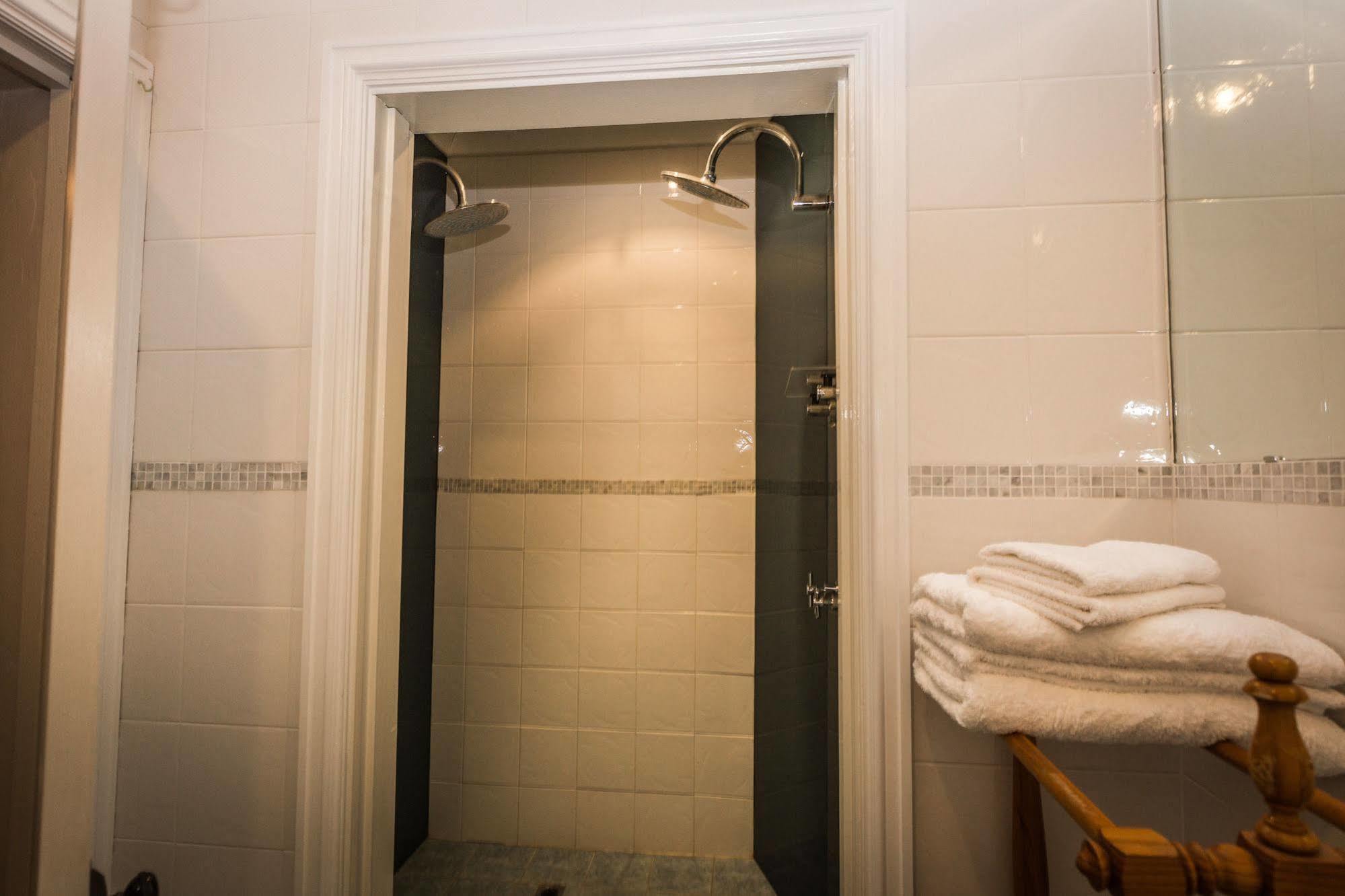 Suites On Avon Йорк Экстерьер фото