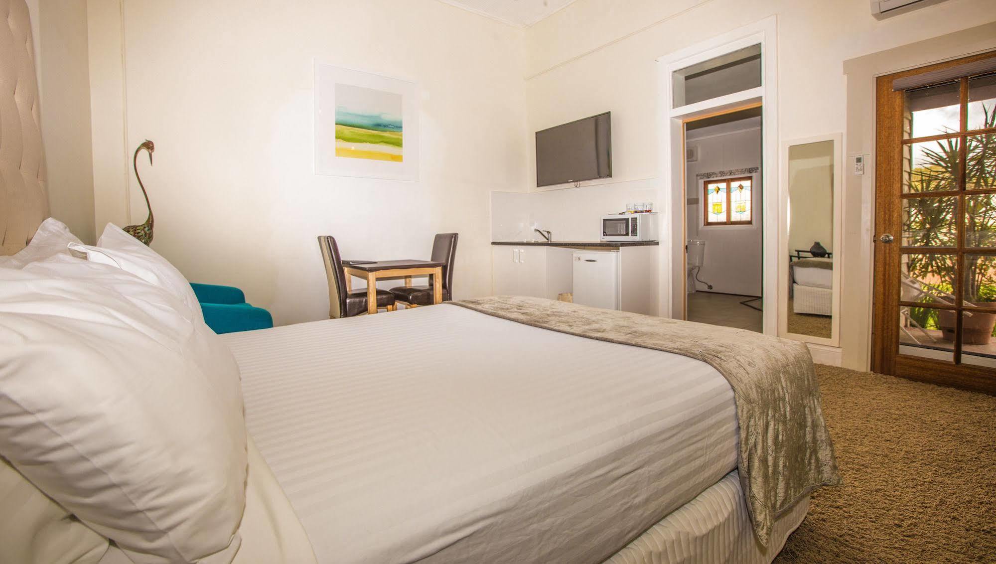 Suites On Avon Йорк Экстерьер фото